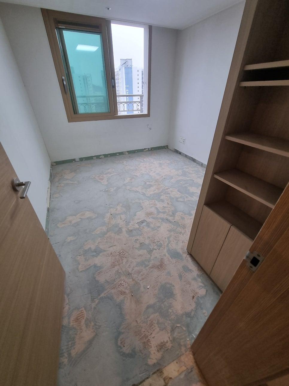 친환경 황토 본드를 도포하며 기초를 다지는 중
