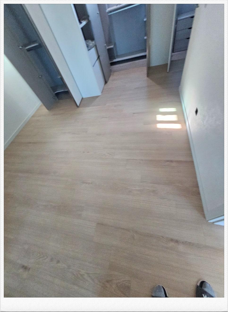 본오크 광폭 마루로 완성된 밝은 복도 전경