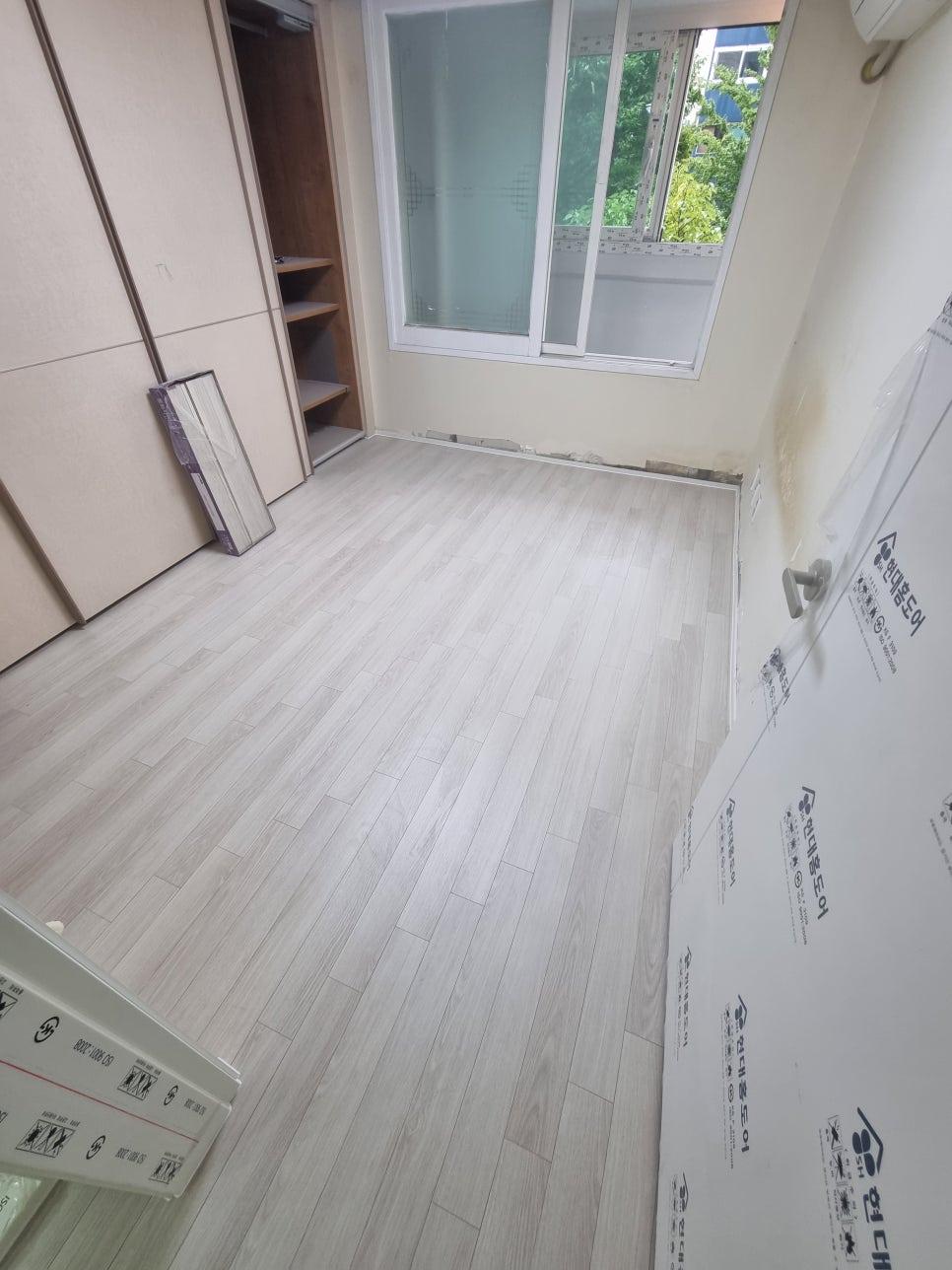 수납장 근처까지 꼼꼼하게 채워지는 과정