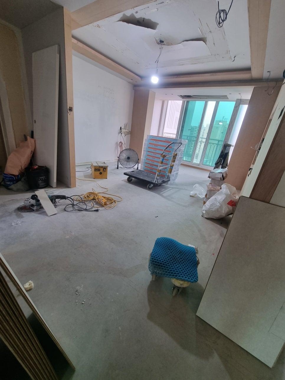 전동공구와 장비들이 놓인 작업 중인 내부 모습