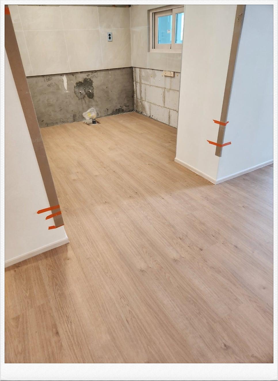 마루 시공이 완료되어 가는 실내 모습