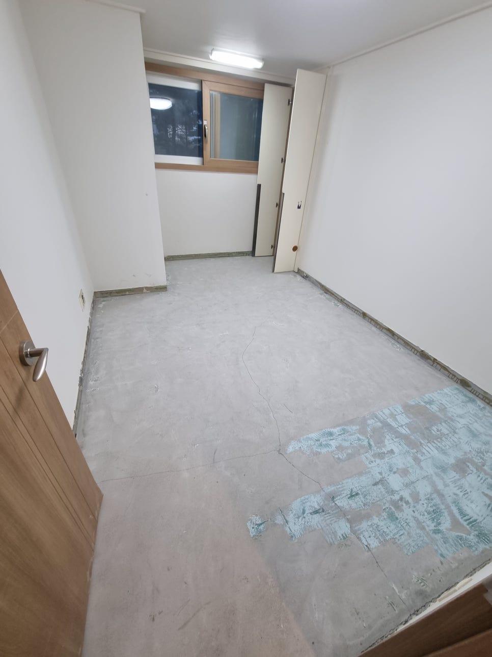 공사가 시작되기 전, 차가운 콘크리트만 남은 방