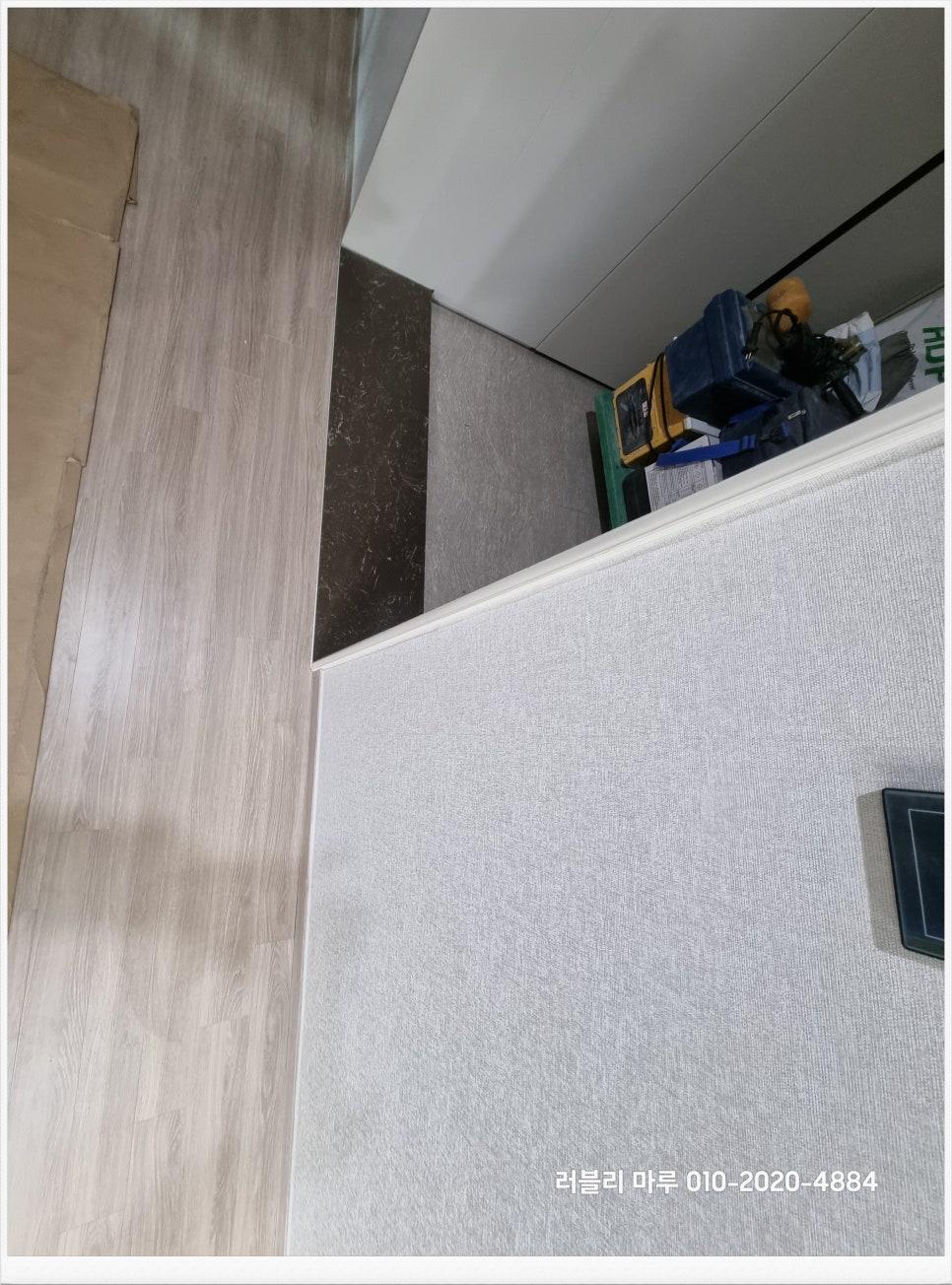 회색 텍스처 벽면과 우드톤 마루의 조합