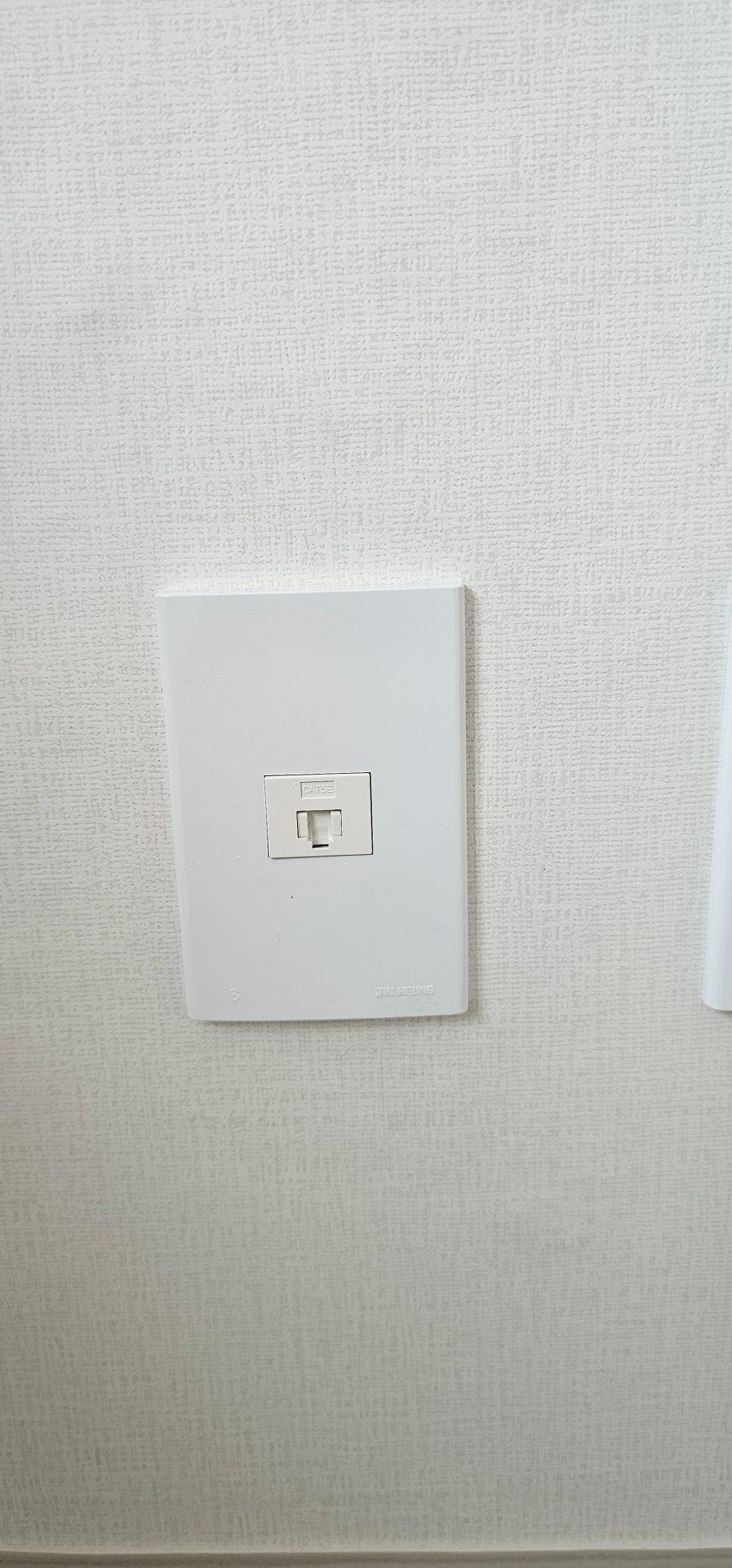 깔끔하게 설치된 흰색 RJ45 포트