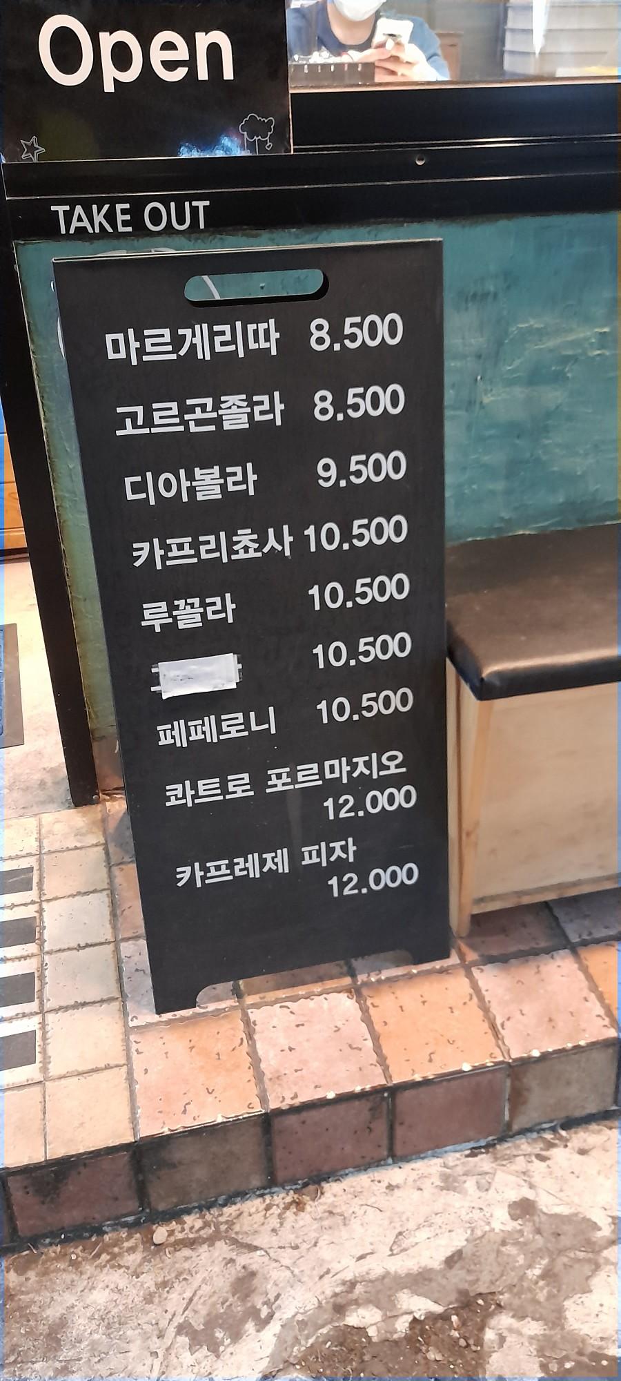 타일 바닥과 카운터가 보이는 식당 내부 공간