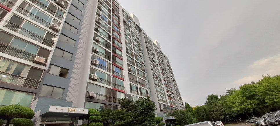 창문을 통해 외부에서 내부로 인입된 랜선 모습