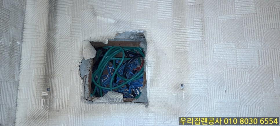 구멍 안에 묶여 있는 녹색 및 파란색 전선