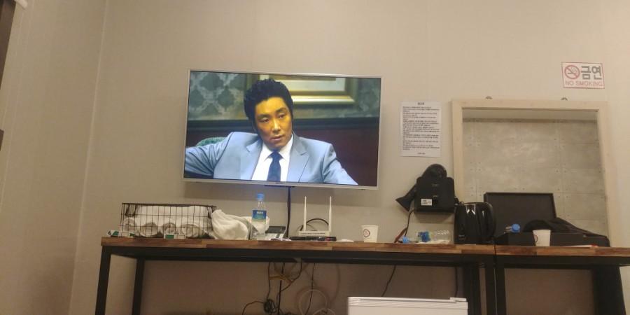 TV와 금연 표지판이 부착된 벽면과 테이블