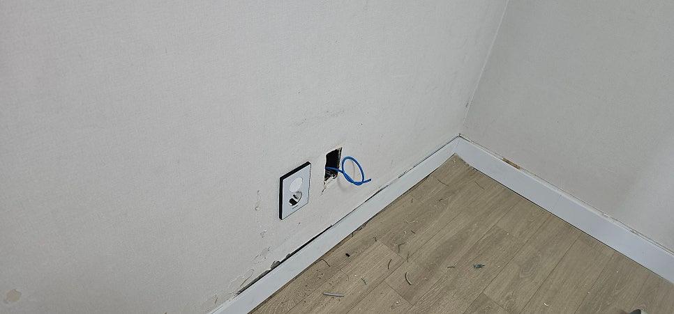 집 안쪽에서 선이 보이지 않게 매립을 진행해요