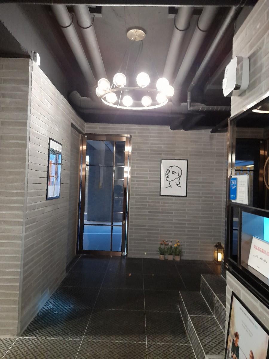 회색 벽돌과 검은 타일이 조화로운 복도
