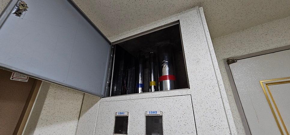 수납장 안쪽 금속관과 밴드 상태를 확인하는 모습