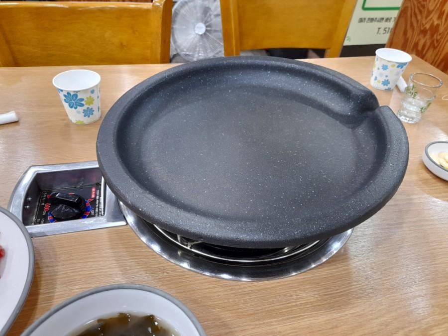 검은색 그릴과 조리기구가 놓인 테이블