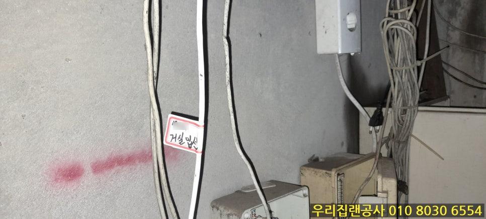 벽면의 붉은 흔적과 라벨이 붙은 전선들