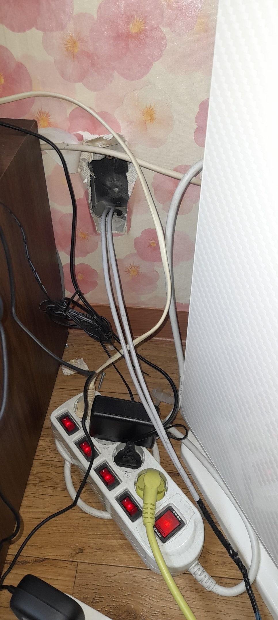 파손된 전기 박스와 바닥의 스위치 박스
