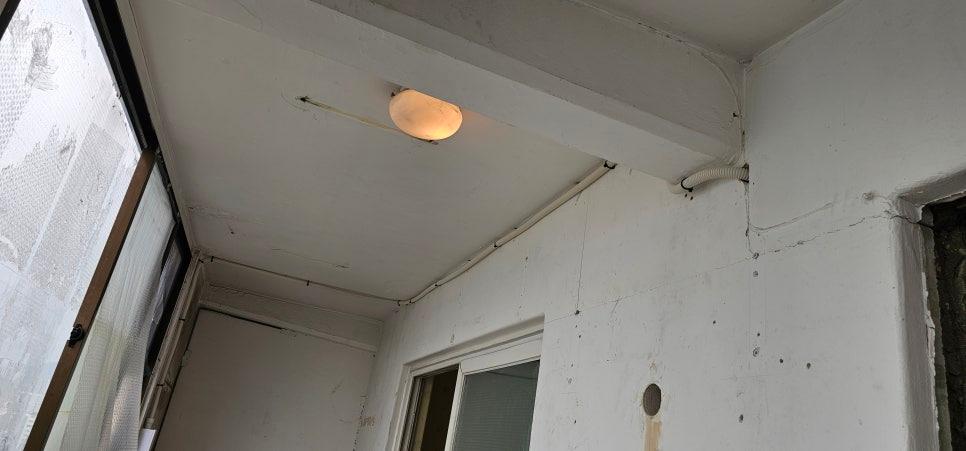 백색 PVC 파이프와 깔끔하게 정리된 배관