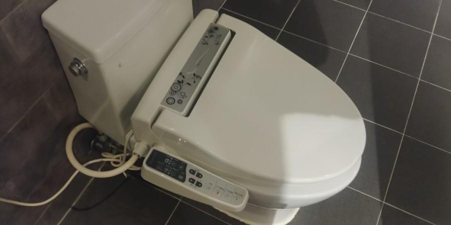 양변기가 설치된 욕실 내부