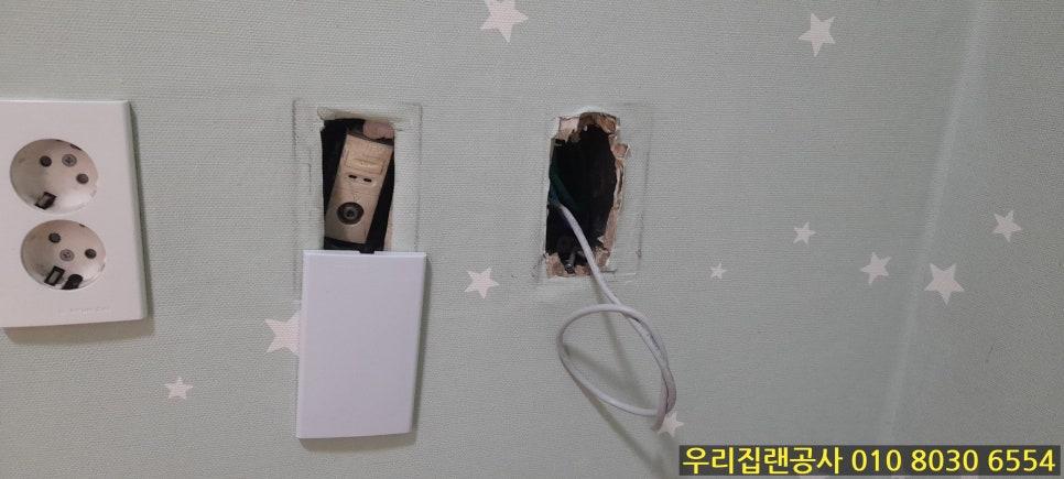 벽지에 설치된 전기 소켓과 케이블 구멍