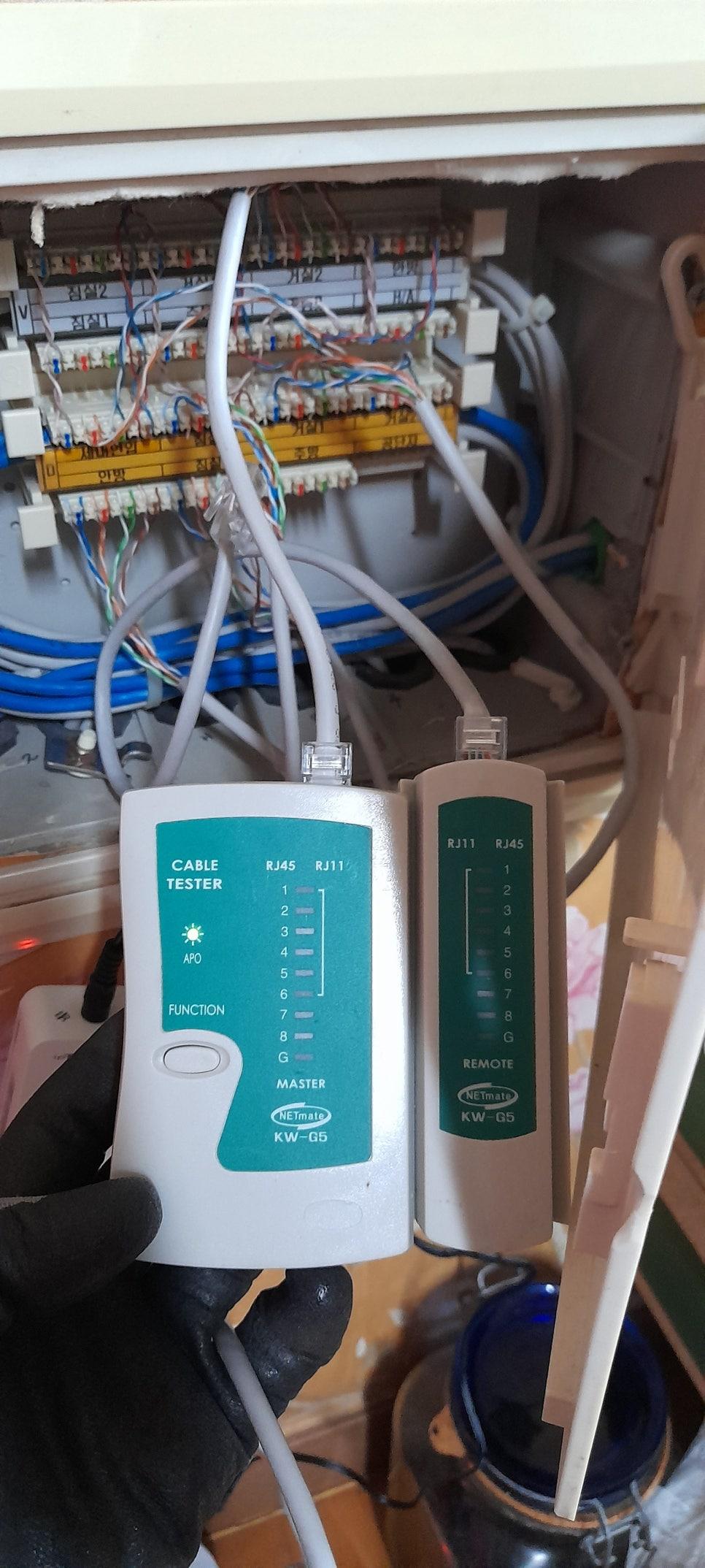 전용 도구를 활용해 선로를 점검하는 시공 장면