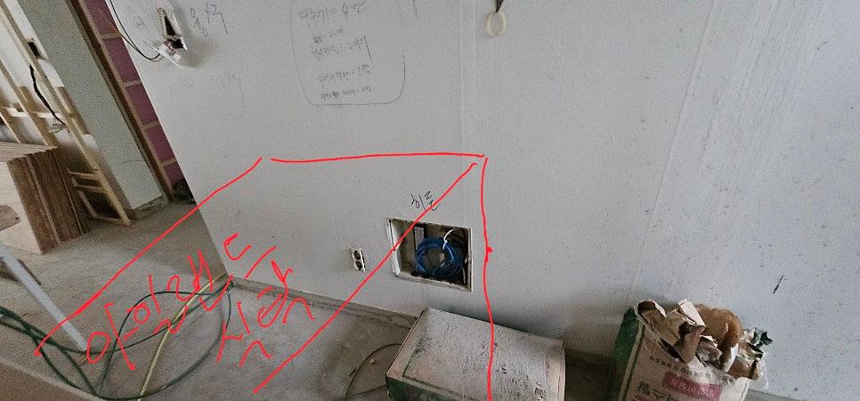 벽면 구멍을 통해 연결되는 파란색 케이블