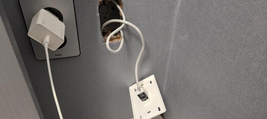 벽 속 노출 전선과 케이블 연결 부분