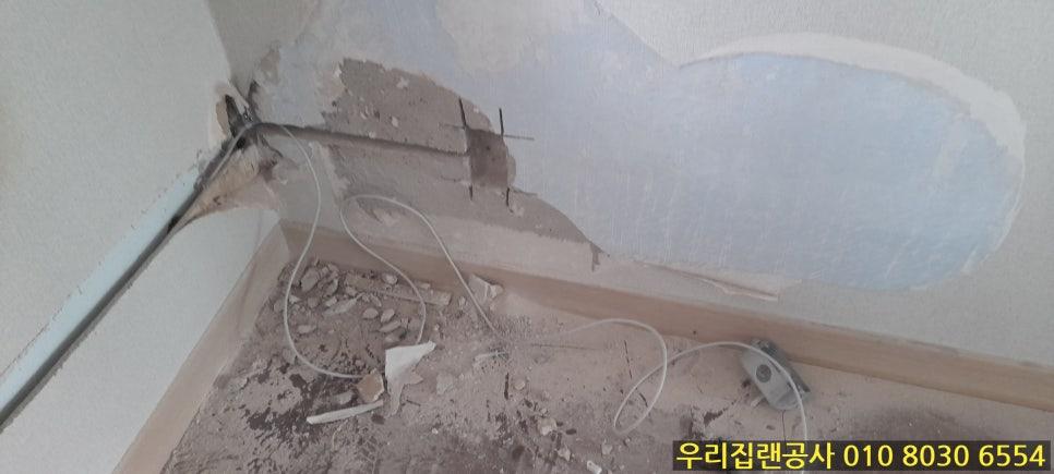 콘크리트와 철근이 노출된 벽면과 바닥의 전선