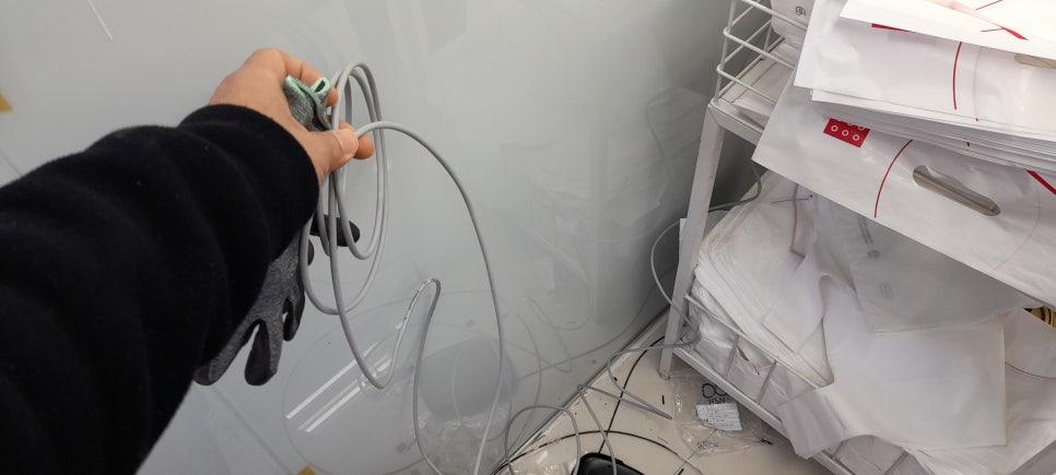 흰색 코일형 케이블과 선반 위 부품들