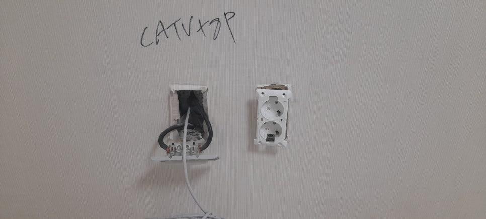 CATV+DP 표시와 함께 전선이 노출된 벽면
