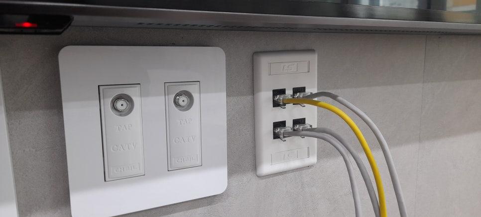 RJ45 포트 4개와 CATV/TPAP 포트가 있는 패널