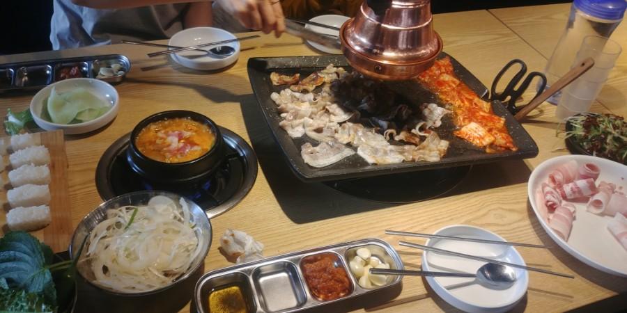 주방용품과 음식이 놓인 식탁 주변의 실내 모습