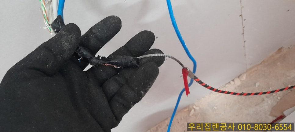 파손되어 교체가 필요한 낡은 전선들의 모습