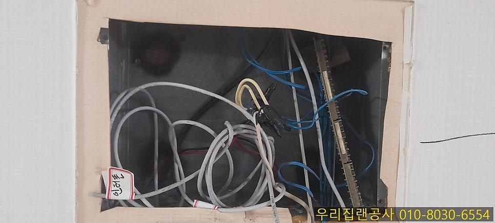 전선과 부품들이 노출된 전기 박스 내부