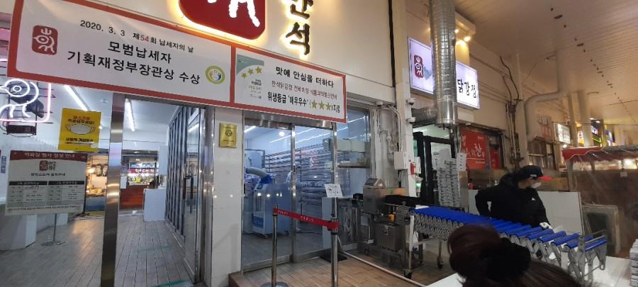 블루 테이블과 배관 시스템이 보이는 식당 내부