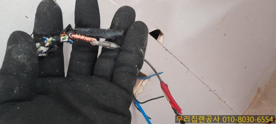 전선과 코일을 정리하는 작업자의 손길
