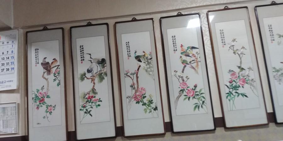 수묵화 그림과 달력이 걸린 벽면