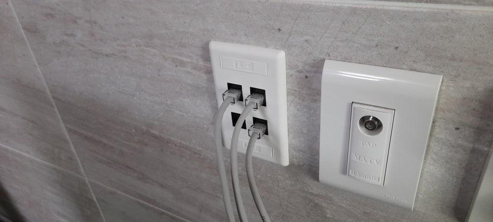 4구 RJ45 포트가 연결된 흰색 전기 박스와 커넥터 박스
