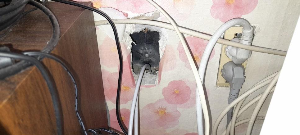 벽 내부로 노출된 전선과 전기 박스 구멍