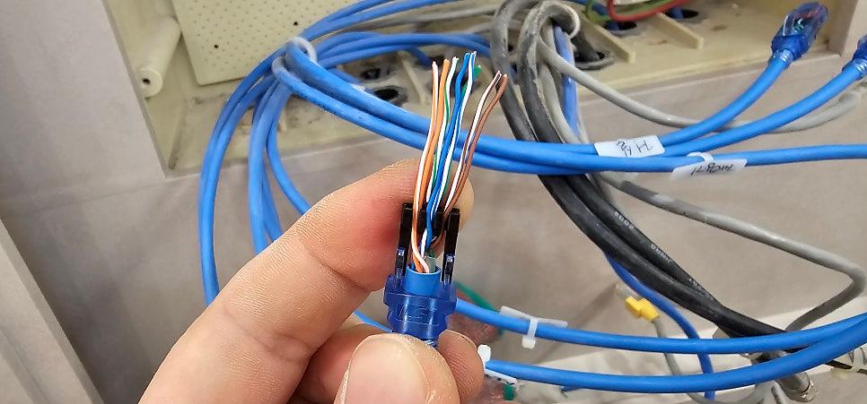 데이터 전송의 핵심인 RJ45 커넥터 단자 부분