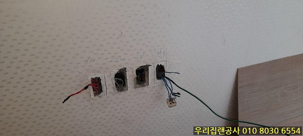 다양한 색상의 전선들이 노출된 전기 공사 공간