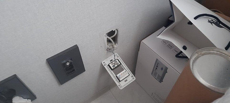 금속 용기와 함께 설치 중인 전기 스위치와 콘센트