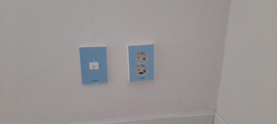 파란색 전용 스위치와 2구 소켓 설치 모습