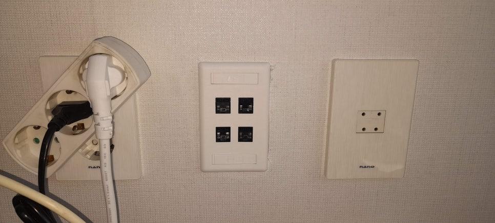 RJ45 포트와 케이블이 연결된 벽면 마감