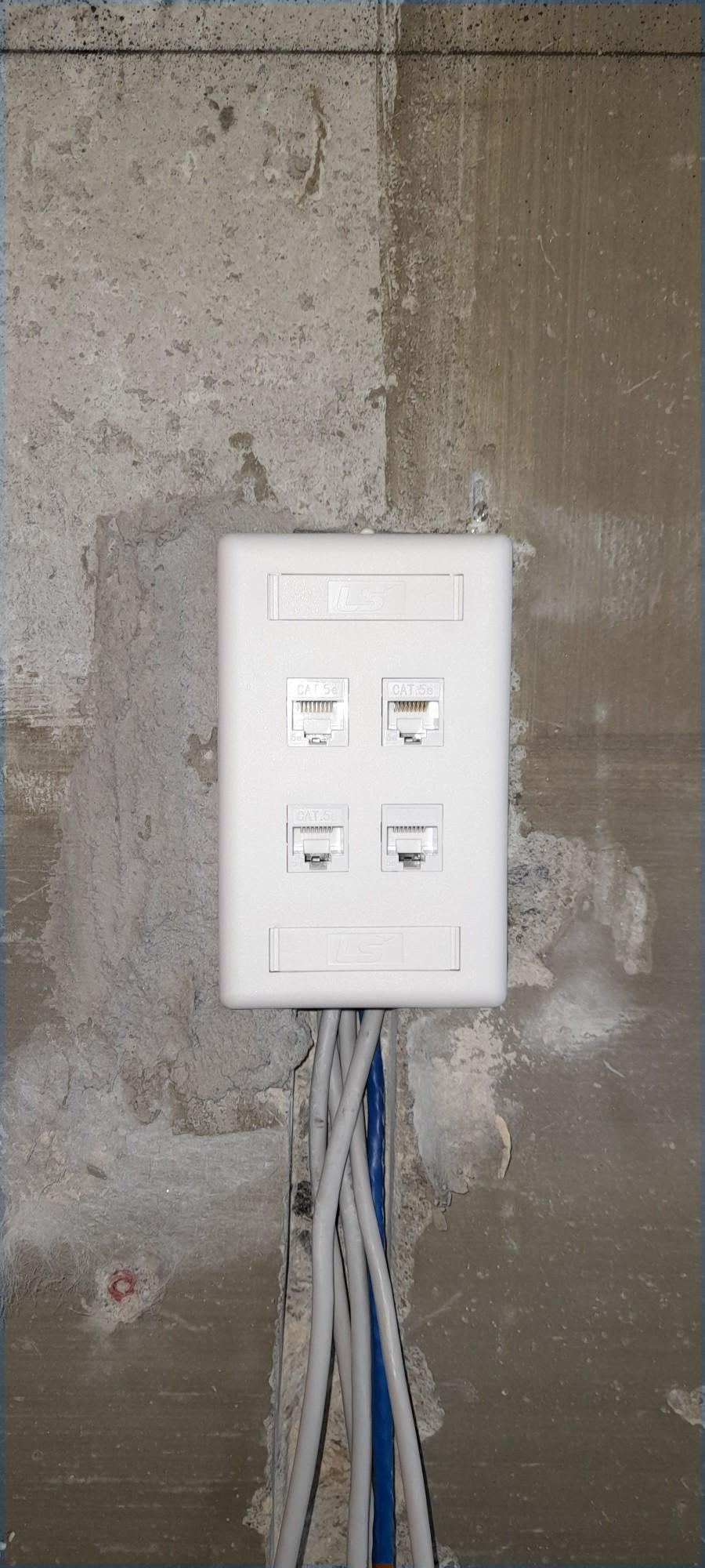 CAT.5e 4구 RJ45 포트 박스와 연결된 전선들