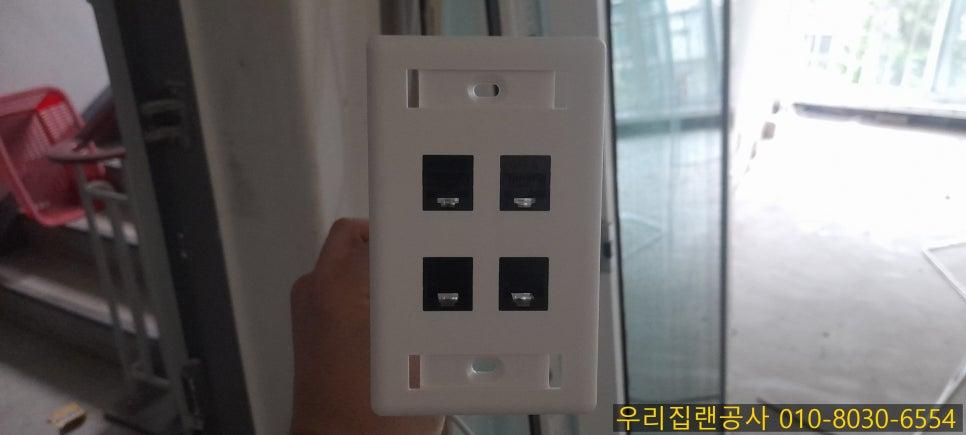벽면에 부착된 4개의 검은색 전용 커넥터 장치