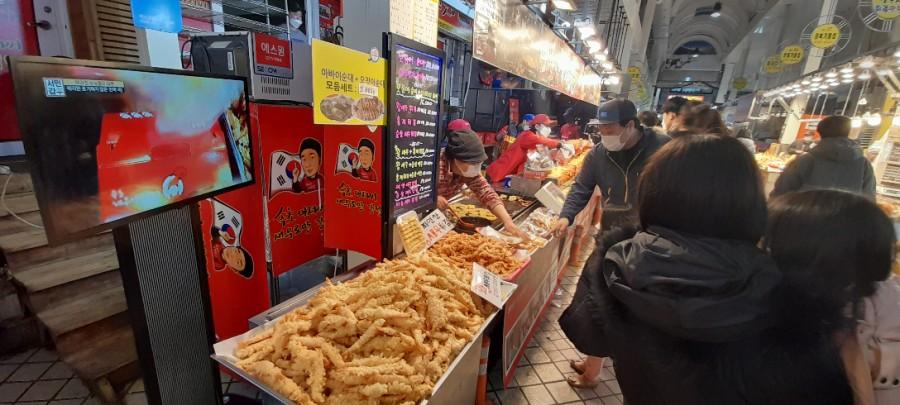 활발한 움직임이 느껴지는 시장 내 음식 판매대