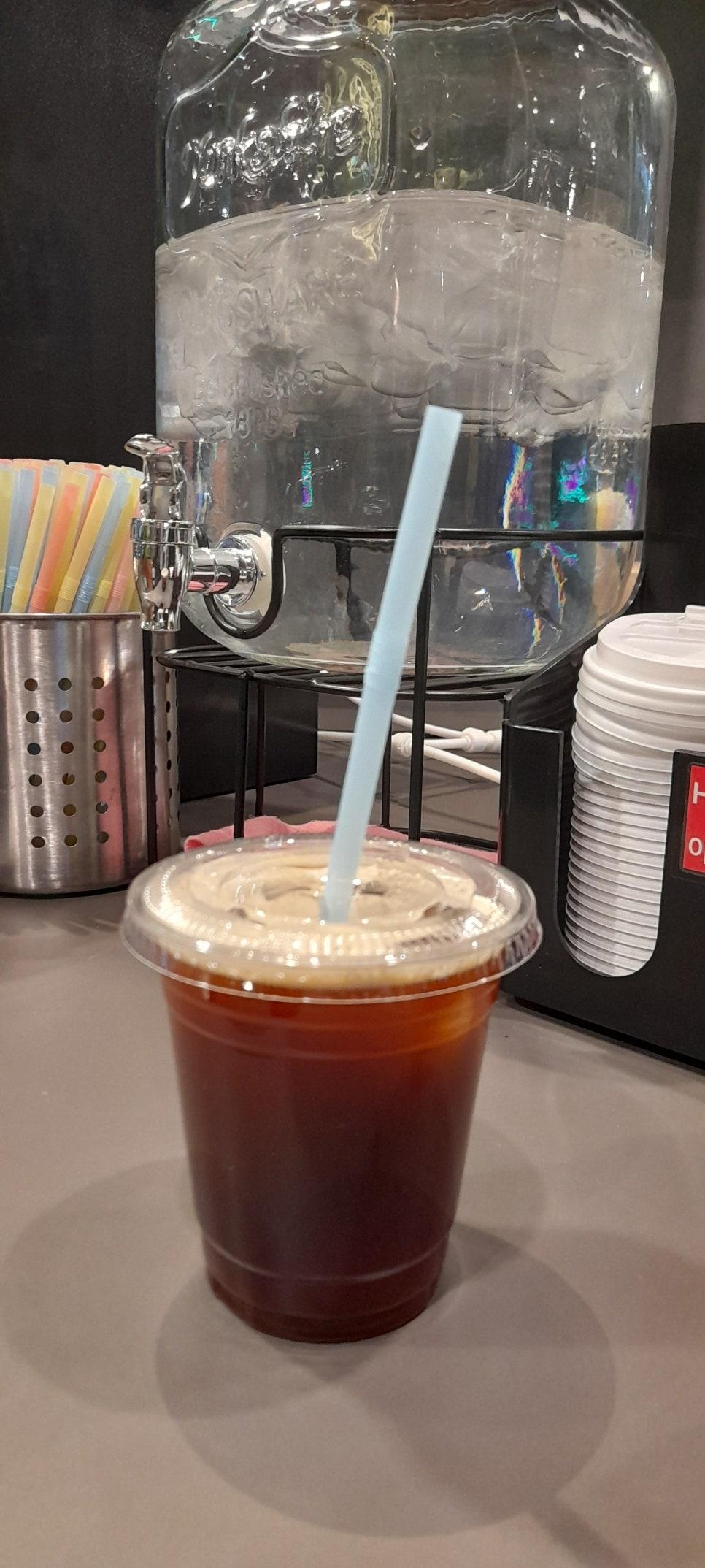 커피 머신과 음료 컵이 준비된 후식 공간