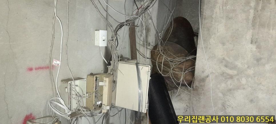 콘크리트 벽면에 노출된 전선과 전기 박스들