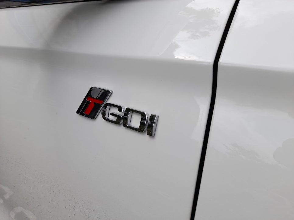 차량 외장에 부착된 T-GDI 엔진 로고