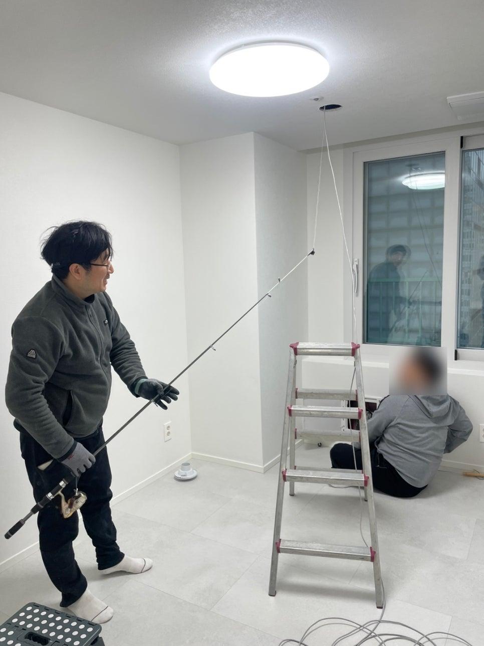 사다리와 전선이 놓인 실내 공사 현장