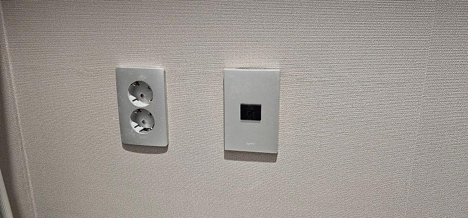 꼼꼼하게 확인 중인 스위치와 소켓