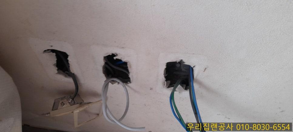 전기 박스와 전선이 보이는 벽면 구멍